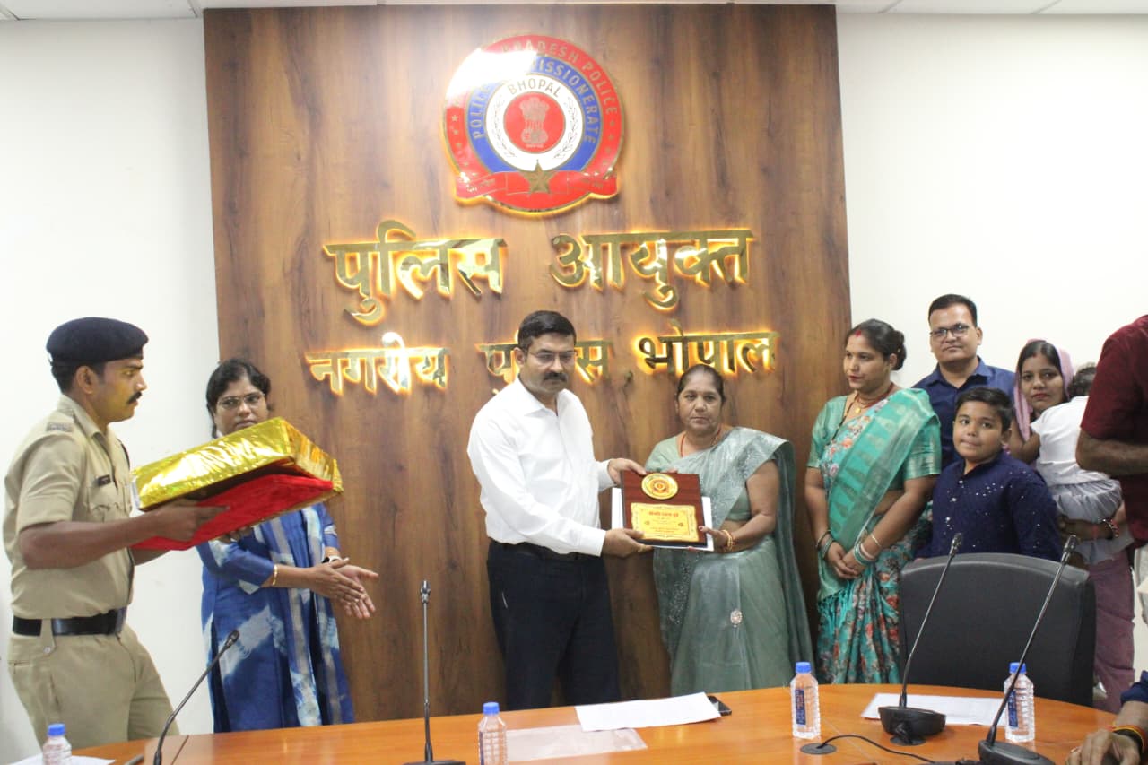 भोपाल पुलिस कमिश्नरेट में 14 अधिकारी/कर्मचारियों का विदाई समारोह आयोजित 2 1762243017 WhatsApp Image 2025 11 03 at 20.26.13